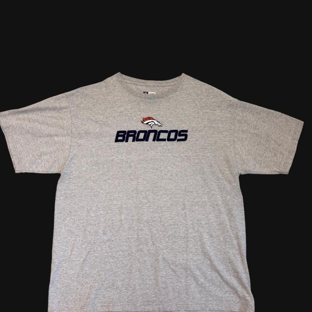 NFL Team Apparel Denver Broncos Embroidered Spellout T Shirt Mens XL Grey